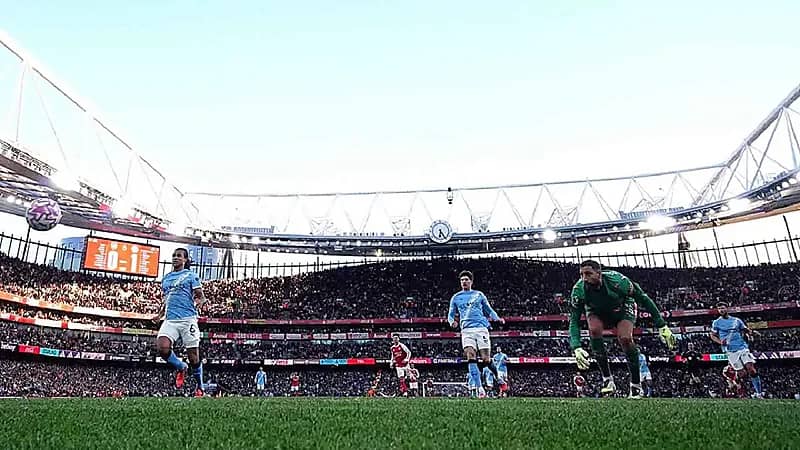 مدافع هولندي يثير غضب جماهير مانشستر سيتي
