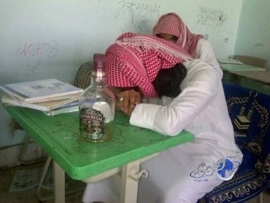 "التربية" تحقق حول صورة متداولة لطالب نائم وبجواره قارورة مسكر