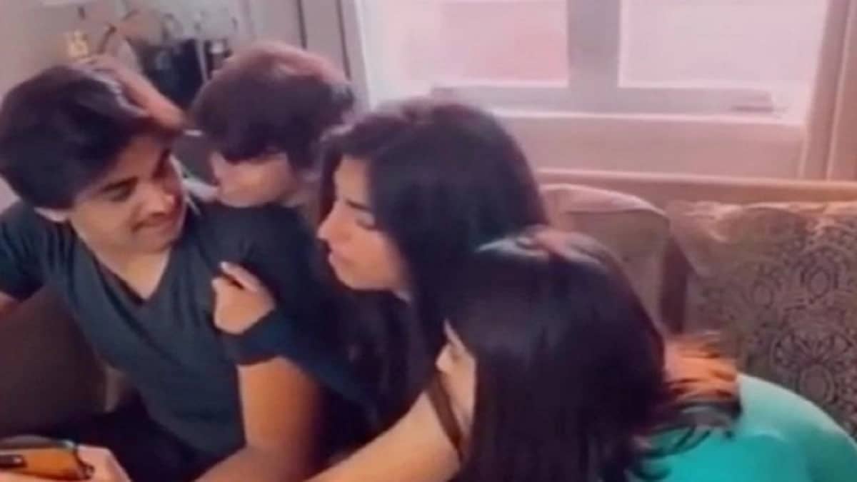 أول فيديو لأبناء هند القحطاني أثناء حديثهم عبر الإنترنت مع والدهم بالمملكة