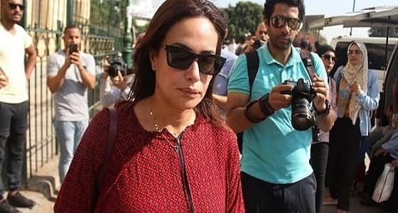 هند صبري تثير جدلًا بـ " إسدال " أحمر في جنازة والدة يسرا