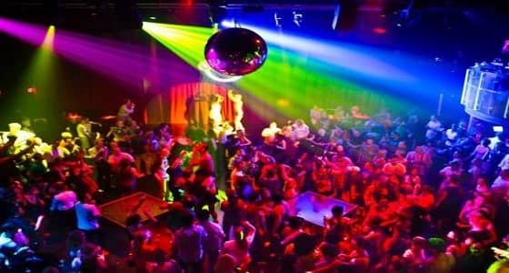 محاكمة 3 شباب بسبب مشاجرة على فتاة ملهى ليلي!