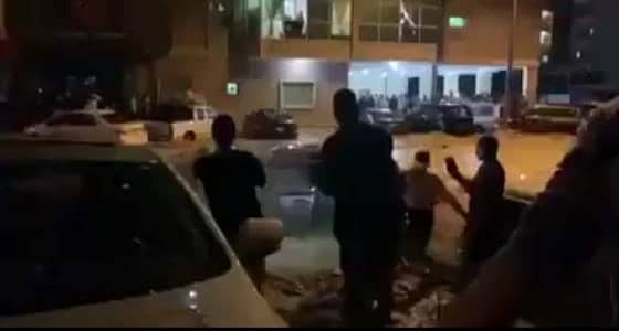 بالفيديو.. سيل يجرف سيارة بداخلها فتاة