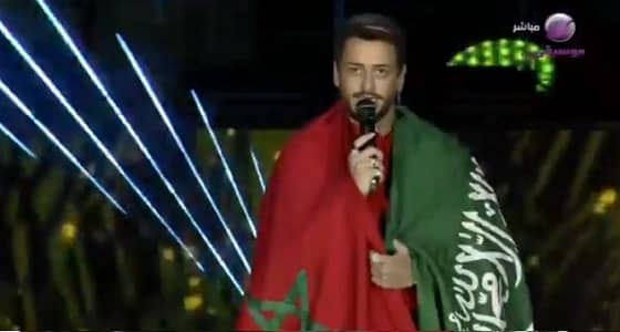 بالفيديو..سعد لمجرد يتشح بعلمي المملكة والمغرب في موسم الرياض