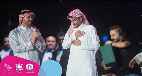 شاهد.. لحظة تكريم الموسيقار الأمير أحمد بن سلطان «سهم»