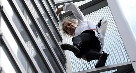 على غرار " الرجل العنكبوت " خمسيني يتسلق ناطحات السحاب