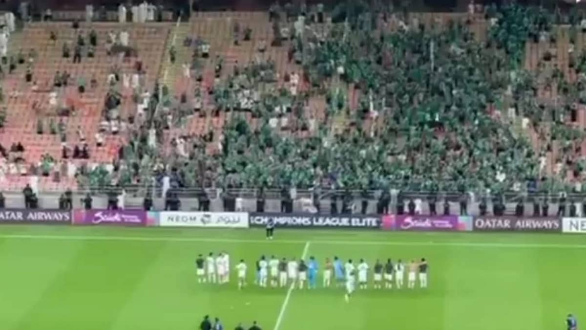 لاعبو الأهلي يحتفلون مع الجماهير بعد الفوز على الغرافة .. فيديو