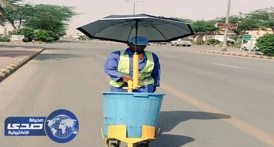 بالصور.. أمانة القصيم تحمي عمال النظافة من الشمس بتوفير شماسة متحركة