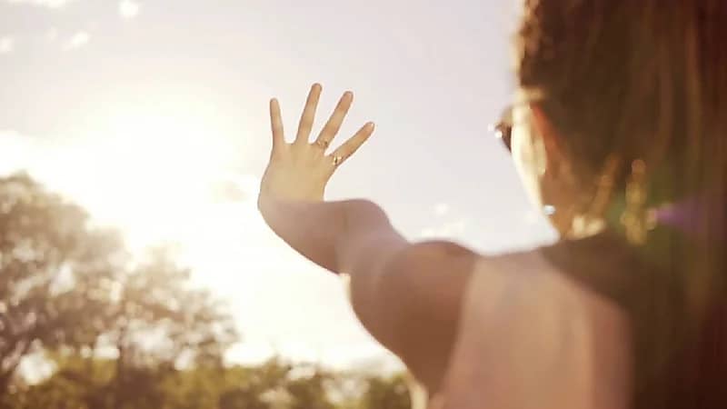 مخاطر كثرة التعرض لأشعة الشمس على العيون