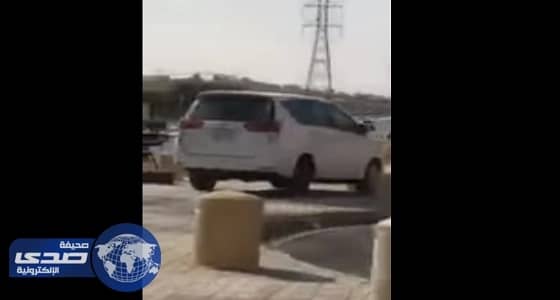 بالفيديو.. سيارة «ساهر» ترتكب مخالفة مرورية