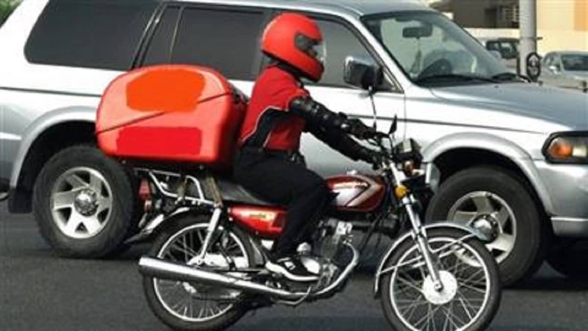 عامل توصيل يعبث بالقمامة أثناء توصيله أحد الطلبات