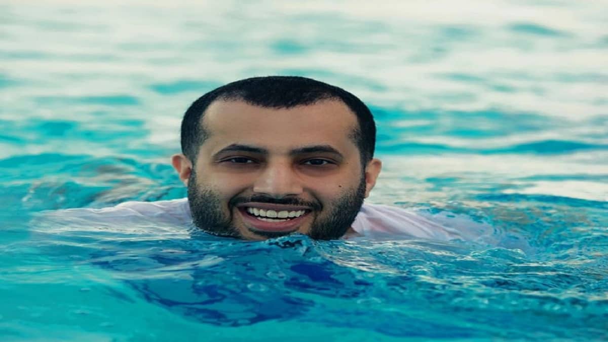 بالصور..تركي آل الشيخ يظهر مهاراته في السباحة