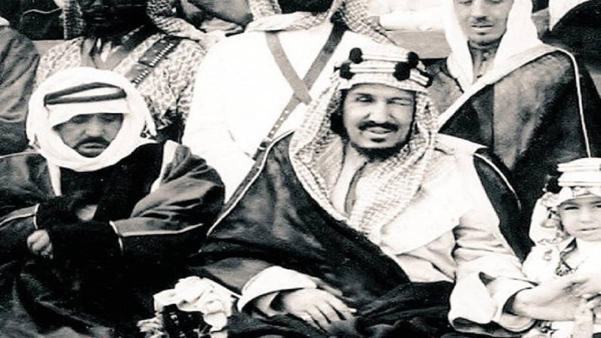 صورة نادرة تجمع الملك عبدالعزيز وشيخ قبائل الرولة الأمير النوري