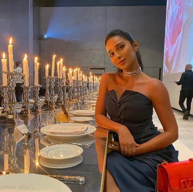 هلا: شموعي تحترق بغيابك !