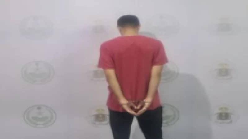 ضبط مواطن ظهر في مقطع عبر مواقع التواصل وهو يسيء للعملة الوطنية