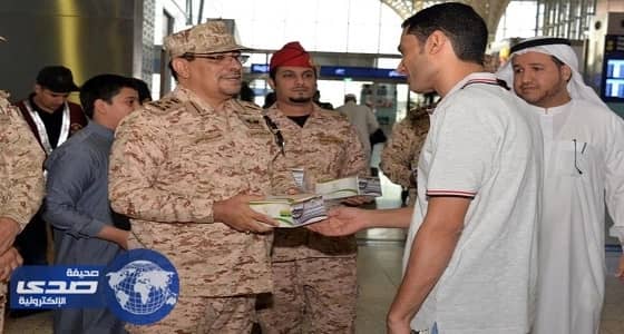 بالصور.. منسوبو الحرس الوطني يوزعون وجبات الإفطار على زوار المدينة المنورة