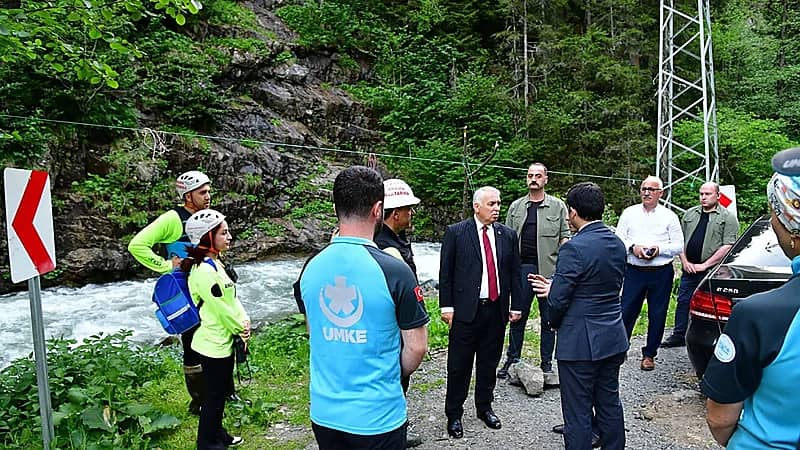 سيل يجرف طفلًا سعوديًا في تركيا وفرق البحث تكثف جهودها .. صور