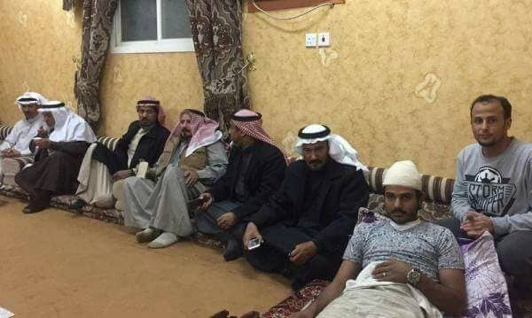 جندي مصاب يعبر عن شوقه للعودة إلى جبهة القتال