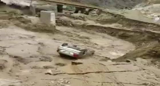 بالفيديو.. غرق سيارة في مياه السيل أمام صاحبها