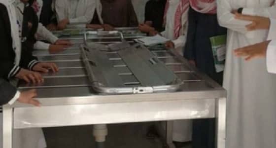 التحقيق مع معلم قدّم درسًا علميًا عن تغسيل الموتى في مغسلة الموتى