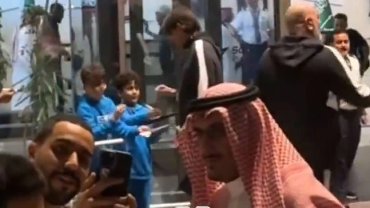 الأمير نواف بن سعد يلتقط صور تذكارية مع جماهير الهلال..فيديو