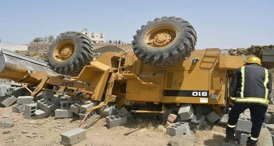 إنقلاب معدة ثقيلة " شيول " وارتكازه على جدار منزل بالطائف