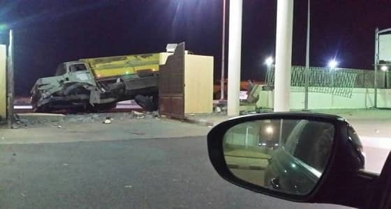 بالصور.. صهريج صرف يحطم بوابة مستشفى أبو عريش