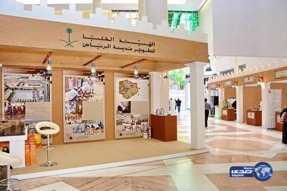 بالصور.. متظاهرو ليبيا يضربون صور المجلس الرئاسي بالأحذية