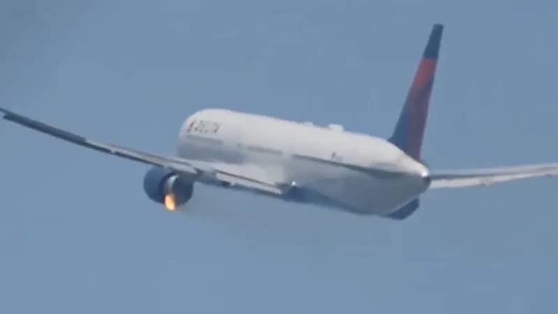 حريق يجبر طائرة على الهبوط اضطراريًا..فيديو