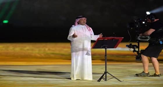 بالفيديو.. دخول مهيب لفنان العرب محمد عبده إلى " درة الملاعب "