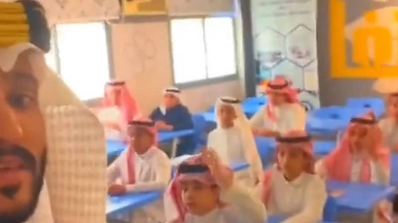 بالفيديو.. معلم وطلابه يحتفلون بـ يوم التأسيس على طريقتهم الخاصة