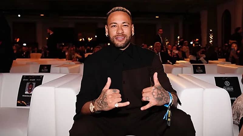 نيمار يستمتع بإجازته مع عائلته في دبي .. صور