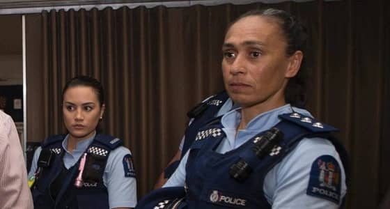 مسلمة وأخفت ديانتها.. ضابطة بالشرطة النيوزيلندية بكت تعاطفا مع ضحايا الحادث الإرهابي