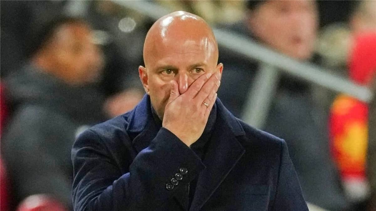 هجوم حاد من جماهير ليفربول على سلوت بعد فضيحة كريستال بالاس