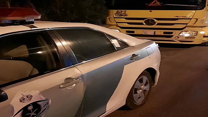 شاحنتان تعرضان حياة المارة للخطر بسبب المناورة بينبع