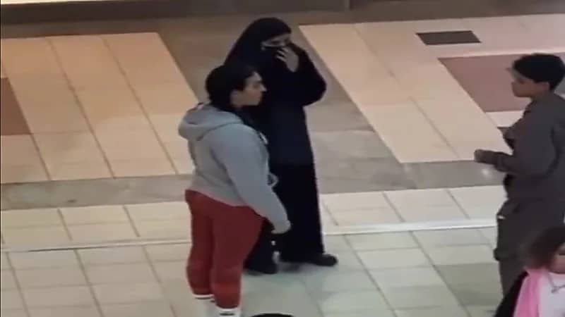 شاهد.. جورجينا تتسوق مع أبنائها في احدى المولات الشهيرة