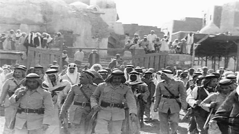 بالفيديو والصور.. لحظة وضع الملك سعود حجر الأساس لتوسعة المسجد الحرام