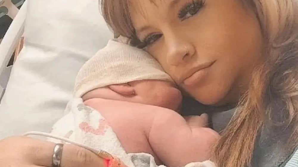 شابة تنجب طفلا بوزن 6 كيلوجرامات