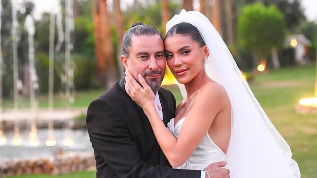 سقوط المخرج هادي الباجوري وهايدي خالد خلال رقصهمافي حفل زفافهما.. فيديو