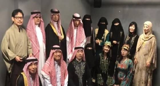 بالفيديو.. يابانيون يرتدون « الشماغ والنقاب » في اليوم الوطني الـ89