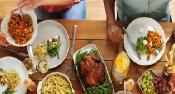 بالفيديو.. النفخ في الأطعمة الساخنة يصيبك بقرحة المعدة والسكري