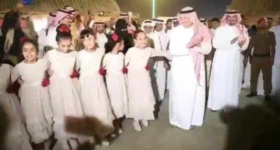 ‏بالفيديو.. أمير جازان يشارك الأطفال فرحتهم بأداء «رقصة شعبية»
