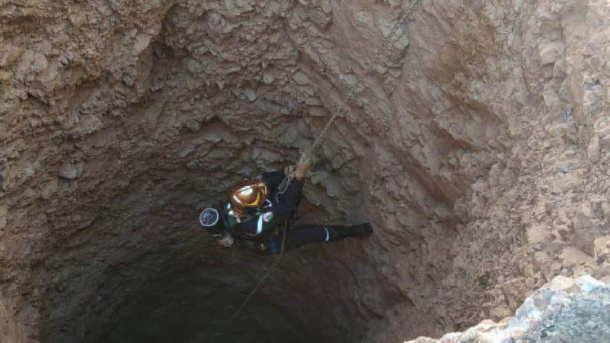 إنقاذ طفل بأعجوبة بعد سقوطه في بئر عميق بالعراق .. صور