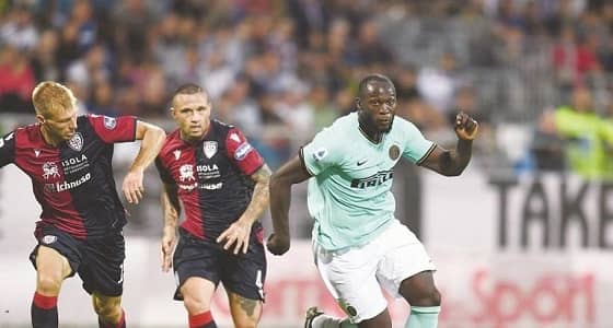 لوكاكو يفكر في مغادرة الملعب في حالة الإساءة العنصرية له