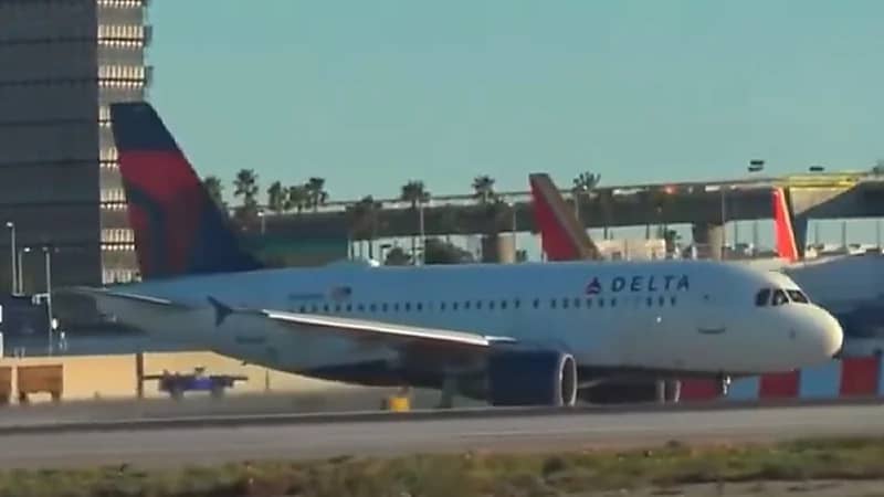 شاهد..اشتعال محرك طائرة أمريكية أثناء إقلاعها