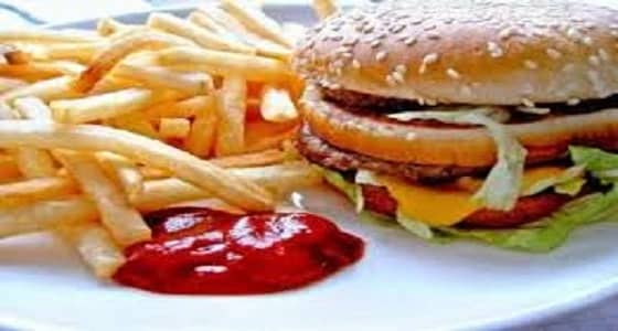 الوجبات السريعة تتسبب في الإصابة بالنوبات القلبية 
