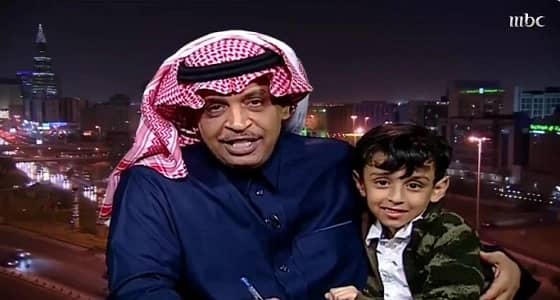 الناقد توفيق الخليفة يصطحب ابنه للاستديو بعد ذهاب والدته لمناسبة