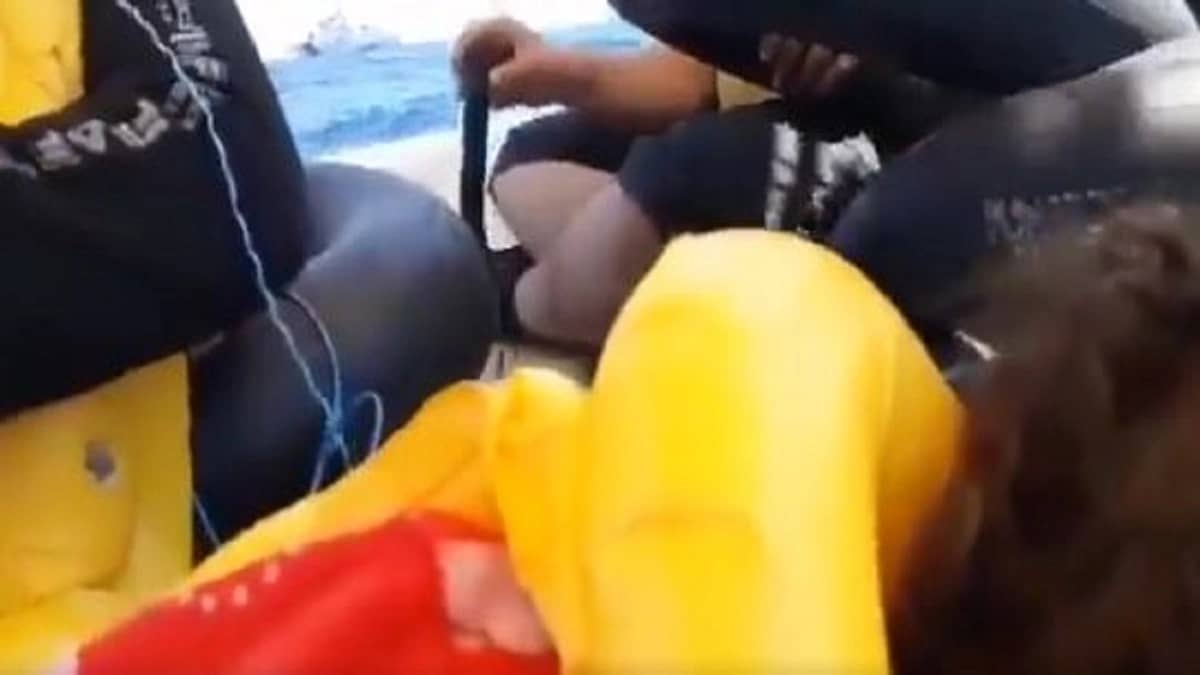 شاهد.. تركيا تترك 9 لاجئين سوريين يواجهون الغرق وترفض مساعدتهم