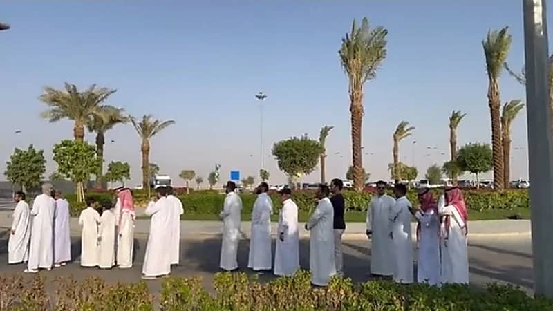 ازدحام شديد على بوابات معرض الصقور قبل موعد فتحها..فيديو