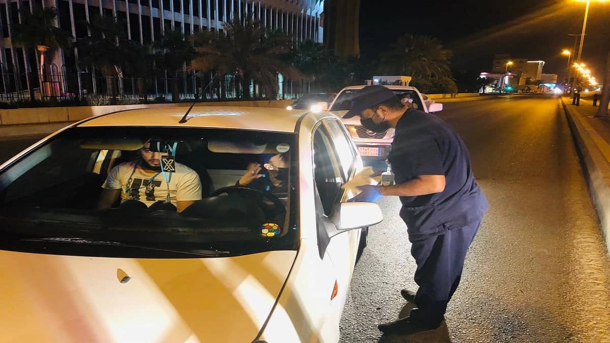 ضبط 700 مخالفة لقائدي مركبات التوصيل في القطيف