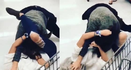 بالفيديو.. مصارعة حرة بين امرأتين داخل مركز تجاري بسبب التخفيضات